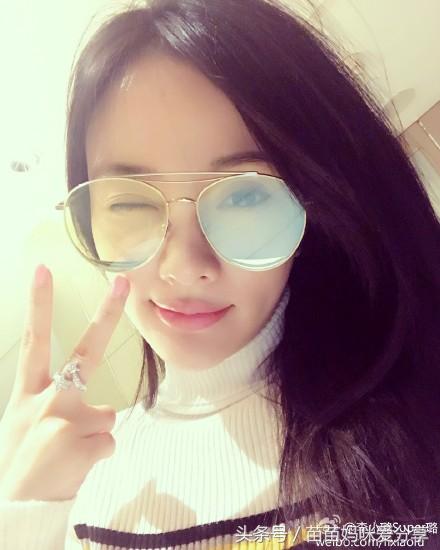 李小璐最新自拍照片,李小璐晒自拍美照镜头电眼妆容