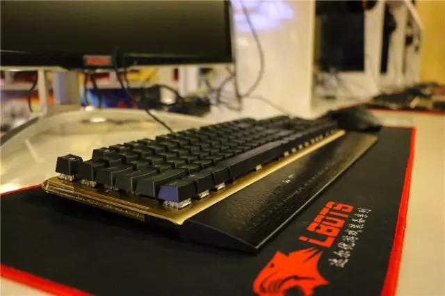 40寸曲面屏+全场乔氏台球桌，这恐怕是我在天津见过最牛的网咖