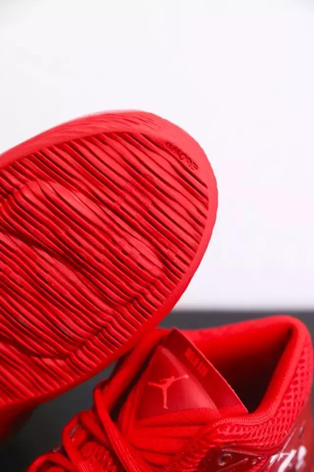 我们带着MeloM13来到即将重装开业的NIKE体验店