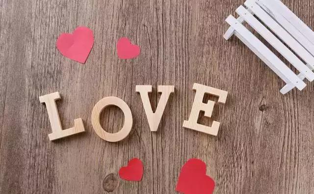 女儿在大学谈恋爱多给生活费,女儿大学谈恋爱干涉不了