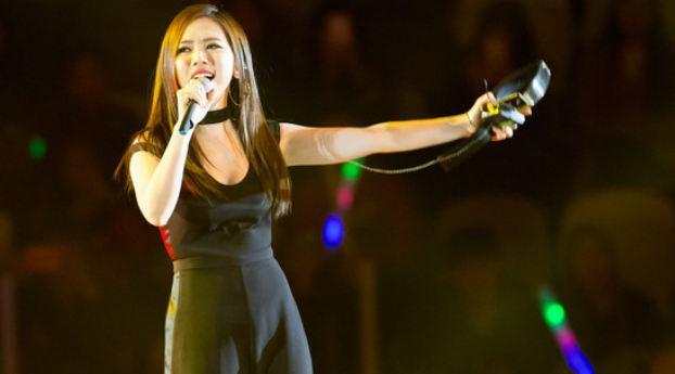 邓紫棋最好看的皮裤造型,邓紫棋穿皮裤在春晚唱歌一无所有