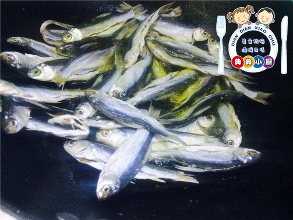 大蒜烧咸鱼做法,大蒜烧咸鱼步骤