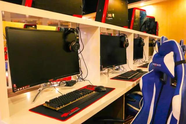 40寸曲面屏+全场乔氏台球桌，这恐怕是我在天津见过最牛的网咖