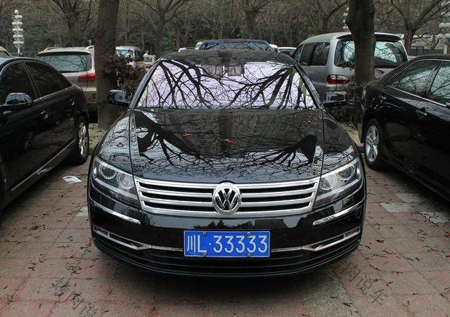 *萨特帕**凭什么挂百万车牌，车主冷冷的说：你见过12缸的*萨特帕**？