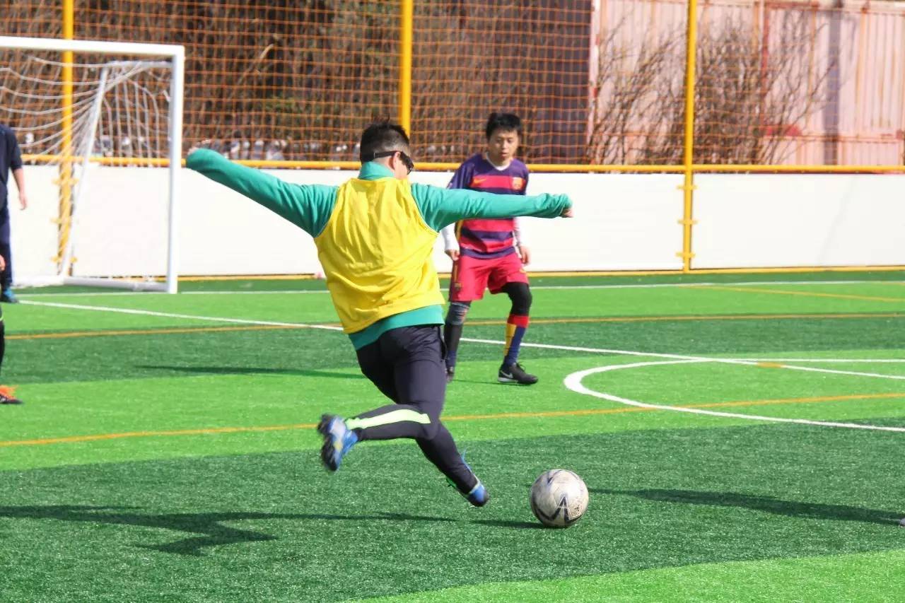 早上六点起来练球,六点起床练足球