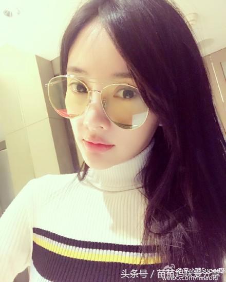 李小璐最新自拍照片,李小璐晒自拍美照镜头电眼妆容