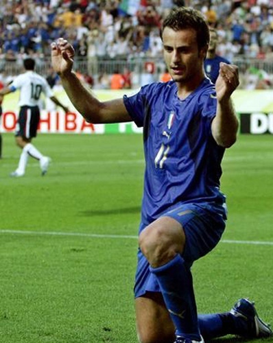 春节我们看完春晚再看足球圈里的帅哥，内含帅你一脸的卡卡