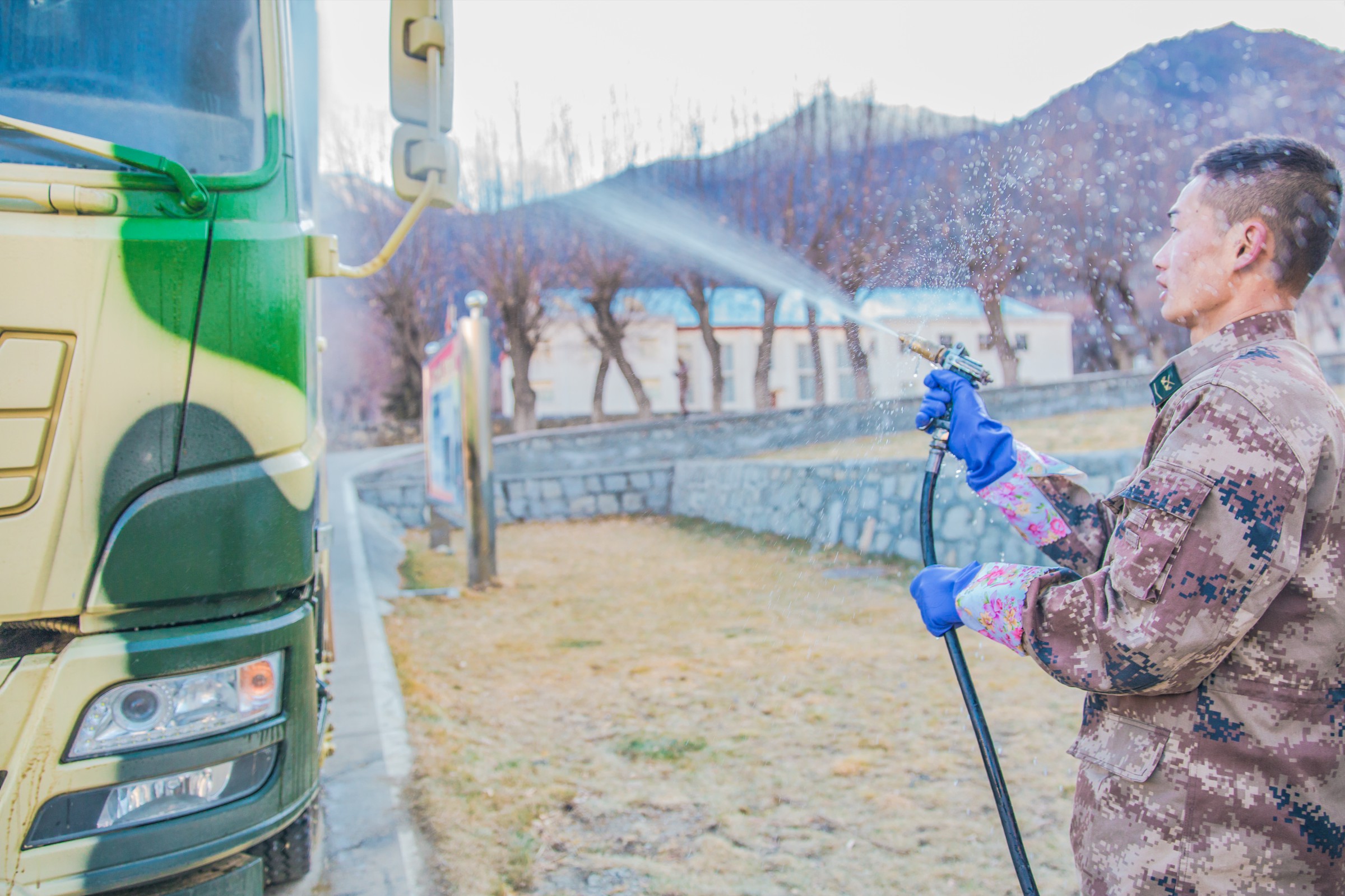 阿里边防军人感人完整视频,边防战士的感人事迹简短80字