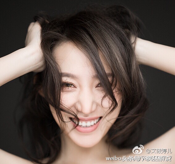 瞪大眼睛看足球界美女奇特拜年