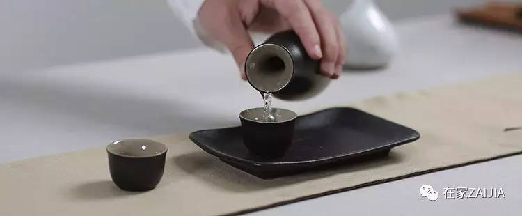 年夜饭香喷喷举起酒杯敬家人,年夜饭的碗和酒杯