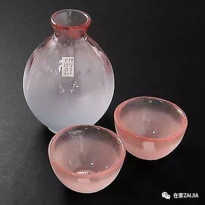 年夜饭香喷喷举起酒杯敬家人,年夜饭的碗和酒杯