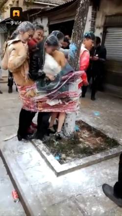 闹洞房新娘伴娘都被闹,闹婚伴娘被伴郎拽进车里