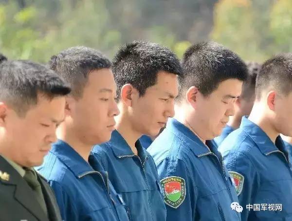 向在战斗中牺牲的战友致敬,缅怀当年同一战壕牺牲的战友