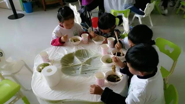 只是一顿饺子的事，芒市洛基山的孩子都能玩出新花样！
