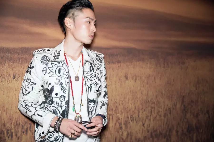 我哭,又跟着阿Sa、吴建豪、Selena 种草了Coach的2017秋冬系列