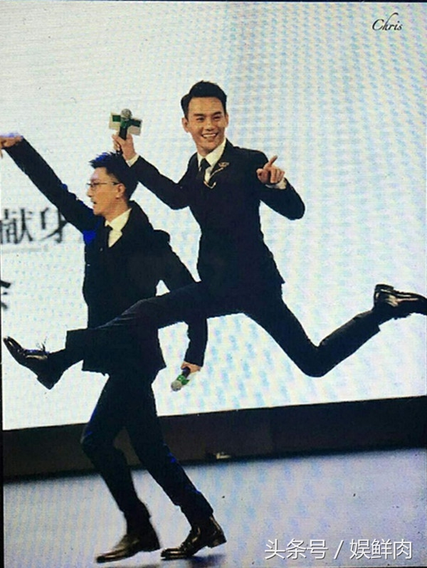 王俊凯跨年演唱会和张杰对比,王俊凯跳山羊