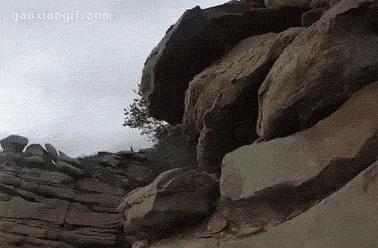 看外国人是怎么骑摩托车的,外国人楼顶平衡车