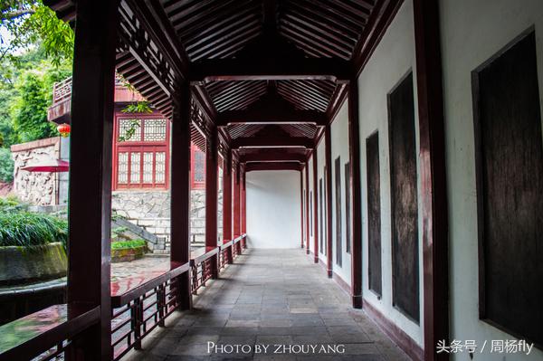 武汉专有的黄鹤楼,黄鹤楼是武汉著名的景点英文