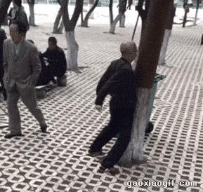 看外国人是怎么骑摩托车的,外国人楼顶平衡车