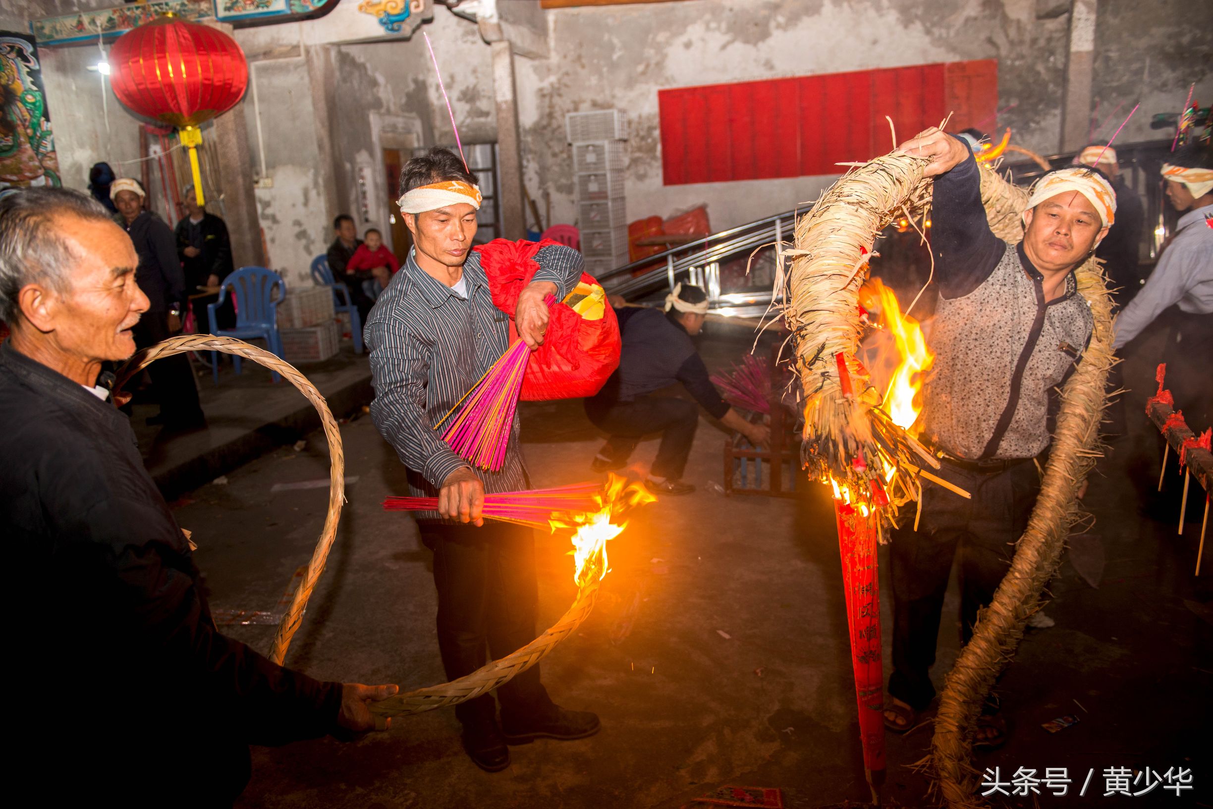 广东普宁民俗送香船跳火堆
