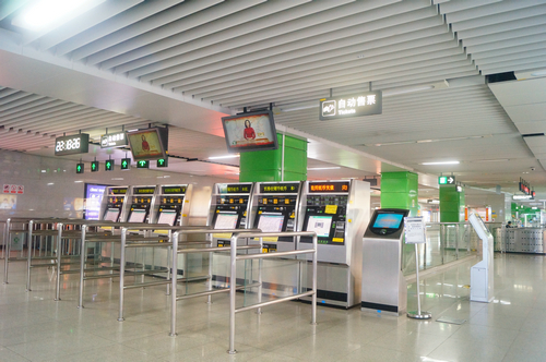 实拍正月初一夜晚深圳宝体地铁站，偌大地铁站内很安静