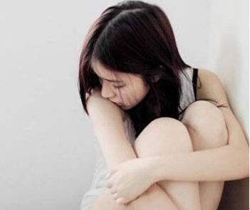 女孩因为狐臭被嫌弃,女子狐臭吓走男友视频