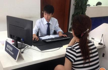 女司机：晴天后车里总是很潮湿，维修工拆开一看，说不出话了！