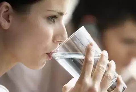 别人都白成一道光了,你还在傻傻踩雷?