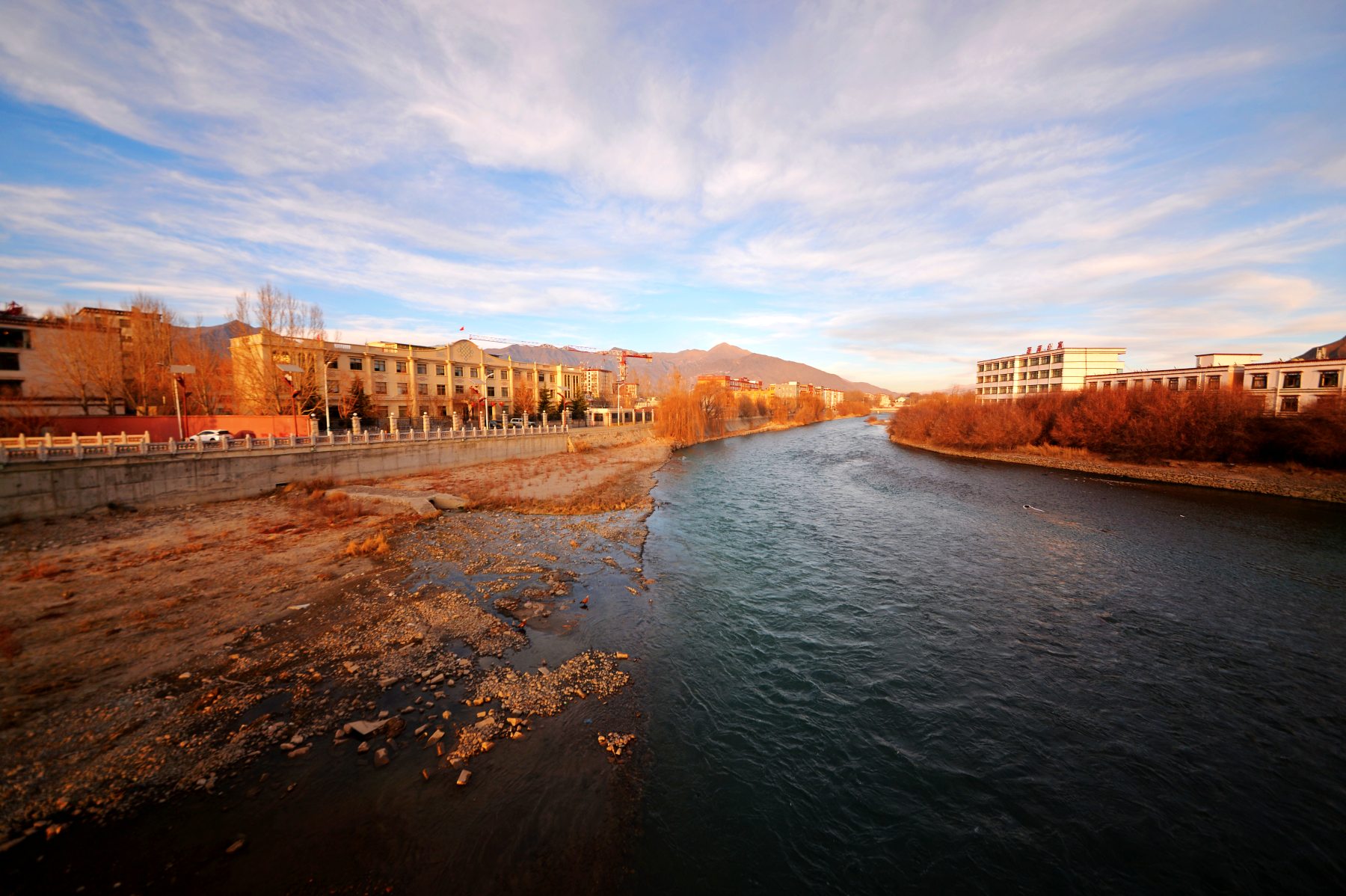 河道被挖开,被挖出来的河