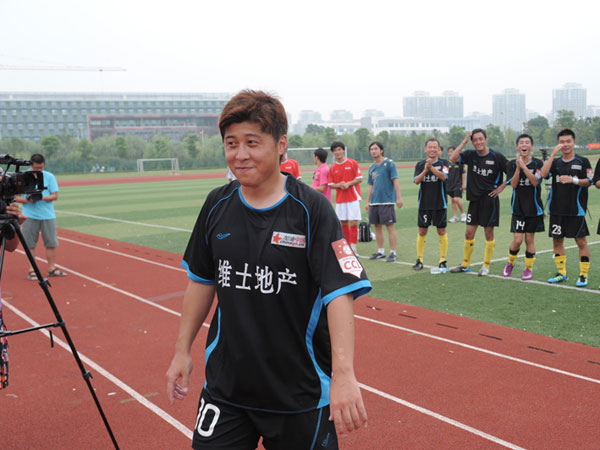 他是足坛超新星，闯荡英格兰、澳大利亚，招妓时被主教练当场擒获