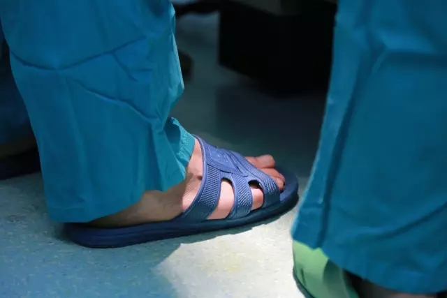 镜头见证生命重启之旅，纪录医者仁心，许昌外科医生的新年故事