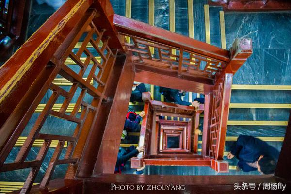 武汉专有的黄鹤楼,黄鹤楼是武汉著名的景点英文