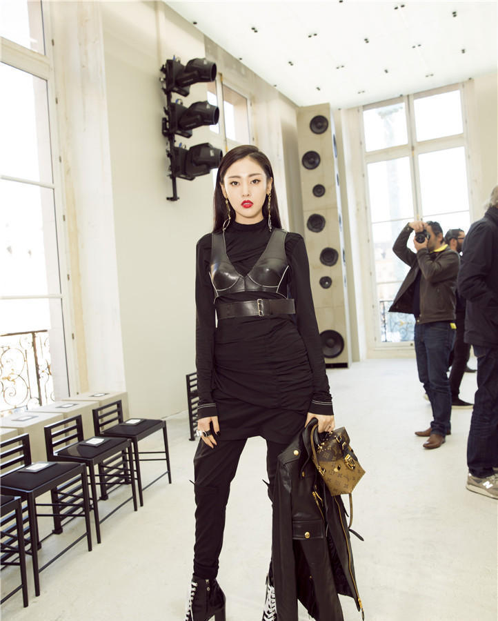 张天爱鳄鱼与牙签鸟长腿,万人迷的长腿美女张天爱