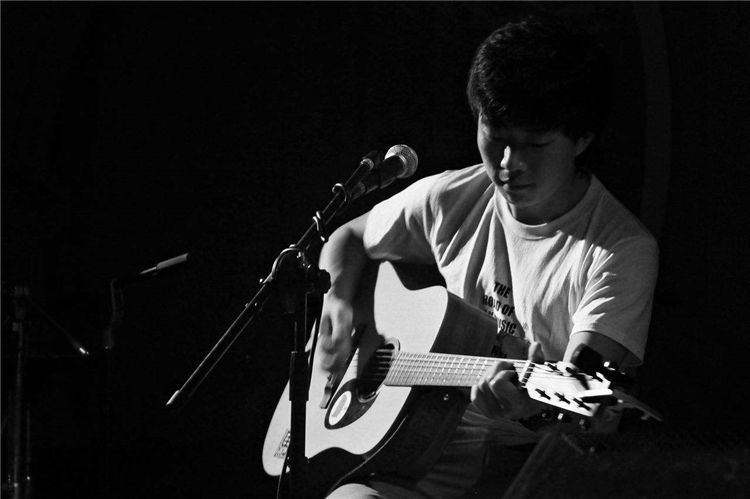 小酒馆不是到此一游的4A景区，回归音乐才是对《成都》最大尊重