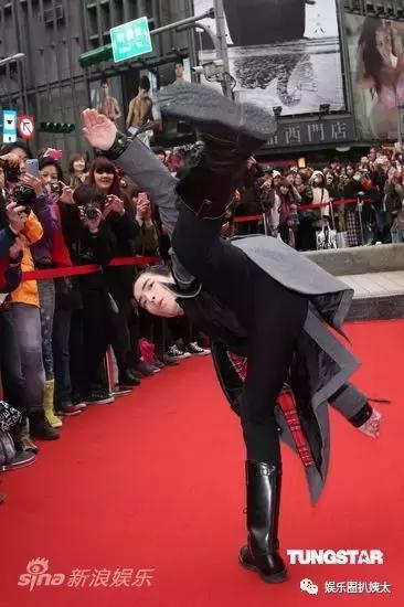 张杰下腰歌唱,张杰大张伟开场舞