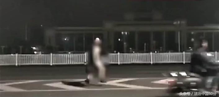 广西街头一名女模特公然裸露敏感部位拍视频