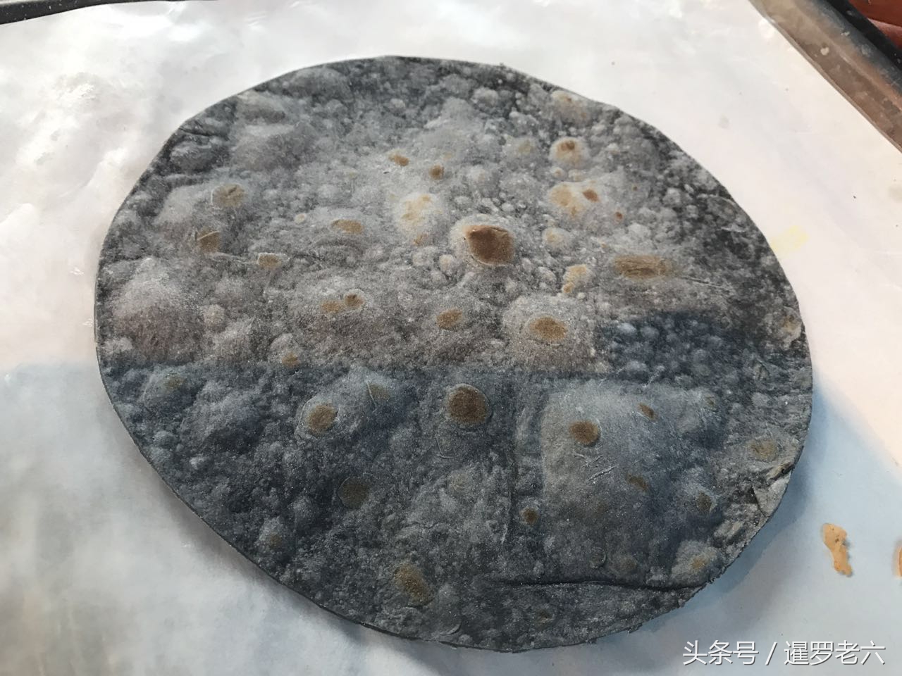 泰国街头小吃烤鸡看着就想吃,泰国街头特色炭烤鸡酱汁