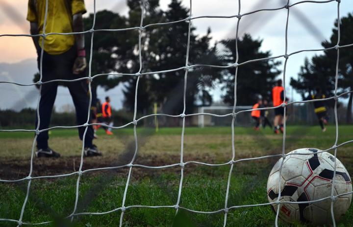 踢了很久足球但踢的不是很好,踢了几年足球还是拿不住球