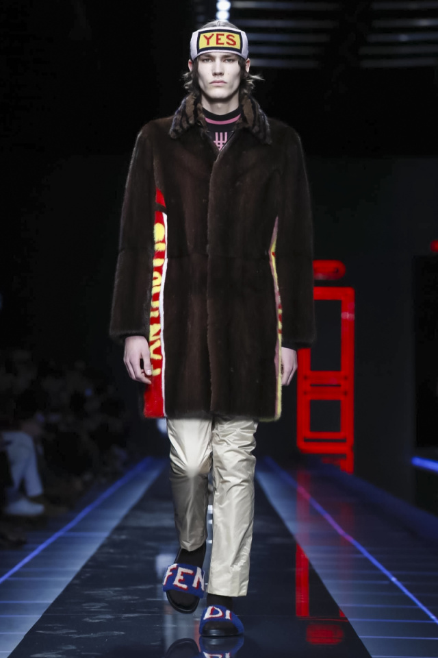 黑貂权志龙,权志龙穿黑貂演唱会