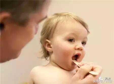 满月宝宝总是干呕怎么回事,宝宝最近吃东西总是干呕