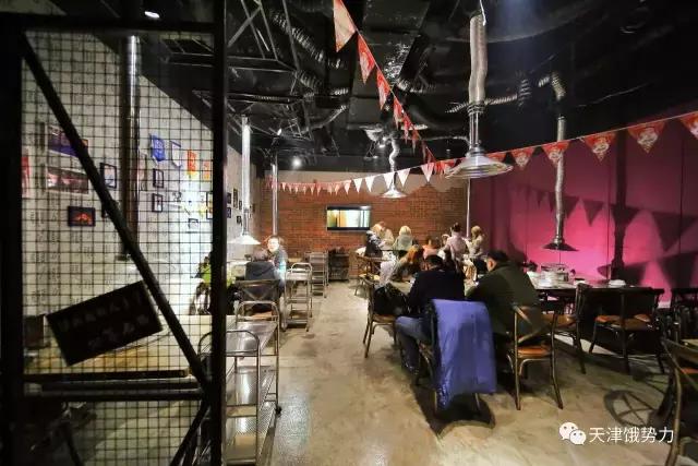 大金链子小手表先吃烧烤后泡澡,大金链子小手表吸着烟