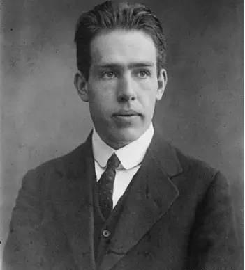 人民日报关于足球文章,人民日报男孩踢球