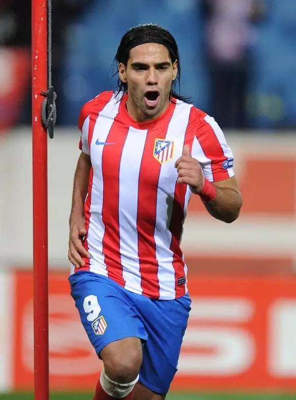 人民日报关于足球文章,人民日报男孩踢球