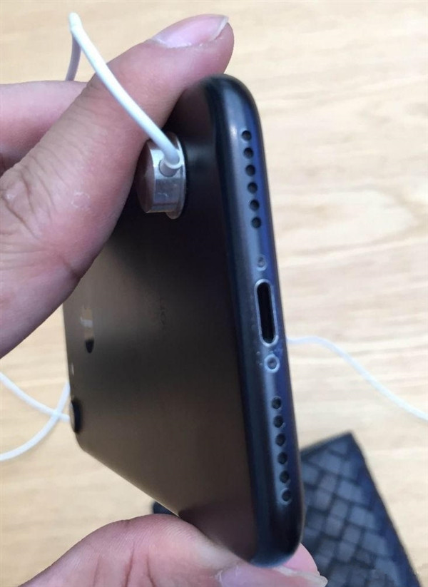 iPhone自动关机之后，磨砂黑又出现大面积掉漆现象