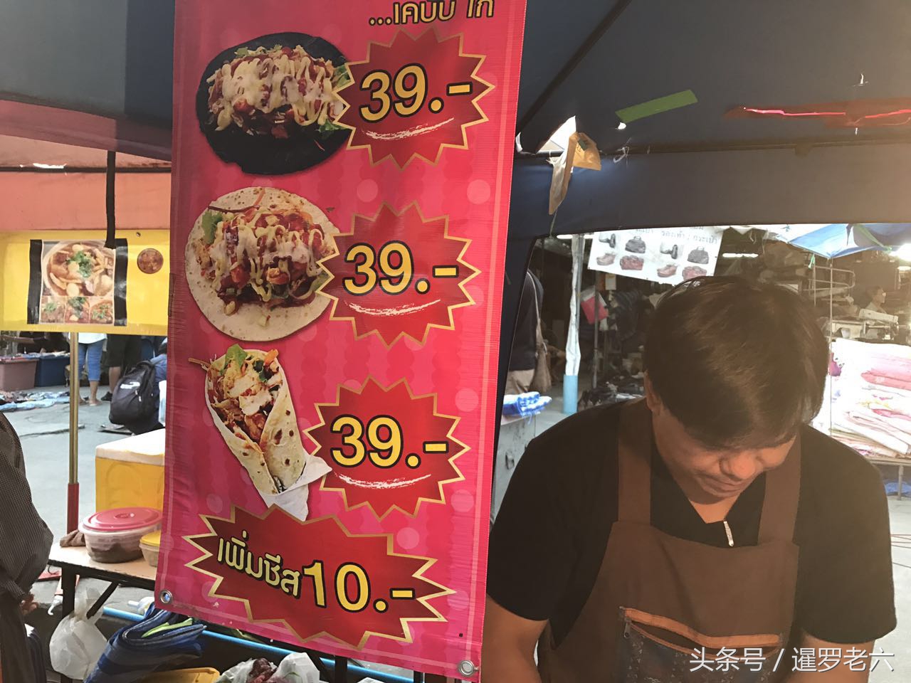 泰国街头小吃烤鸡看着就想吃,泰国街头特色炭烤鸡酱汁