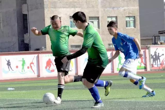 足球团结民众,足球架起人们沟通的桥梁