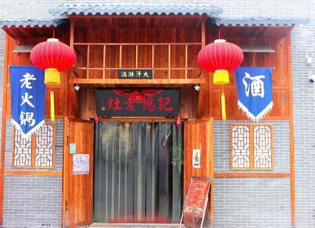 干倒了卖龙虾的，又抢了酒吧生意！这家店到底有什么魔力？