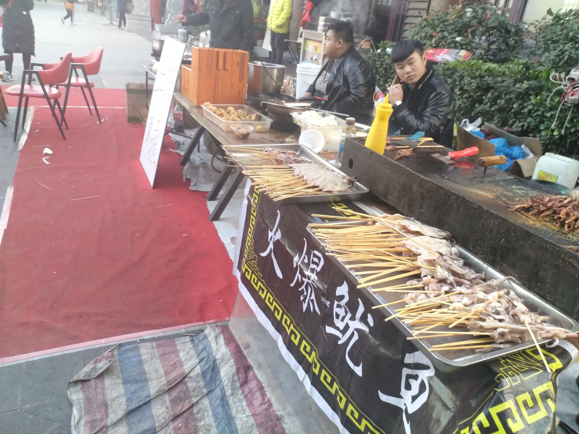 这些路边小吃：虾扯蛋、烈焰烧、大屌烧、关东煮、烤鸟蛋吃过吗？