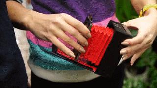 全球首个由再生纸板制成的拍立得,复古情怀满满!