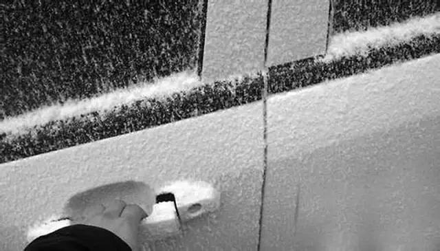 车冻住了怎么快速解冻,雪天车在外面冻住了怎么解冻